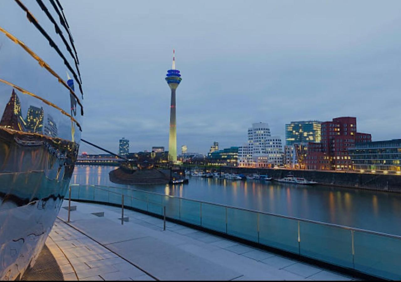 Medienhafen Apartment Direkt Am Zentrum Düsseldorf Exterior foto